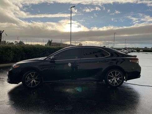 Used 2023 Toyota Camry SE image 3