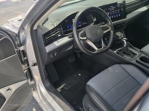 Used 2025 Volkswagen Jetta SE FWD image 3