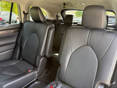 Used 2024 Toyota Highlander Limited AWD/4WD image 32