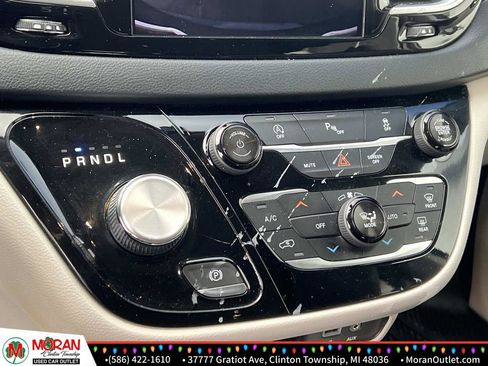 Used 2018 Chrysler Pacifica Touring-L Plus w/ Tire & Wheel Group image 24