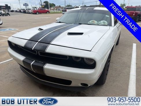 Used 2016 Dodge Challenger SXT RWD image 1