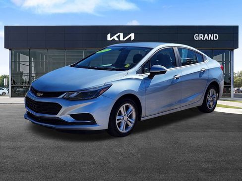Used 2017 Chevrolet Cruze LT image 4