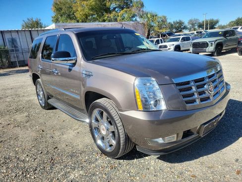 Used 2014 Cadillac Escalade Luxury image 2