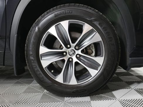 Used 2021 Toyota Highlander XLE AWD/4WD image 6