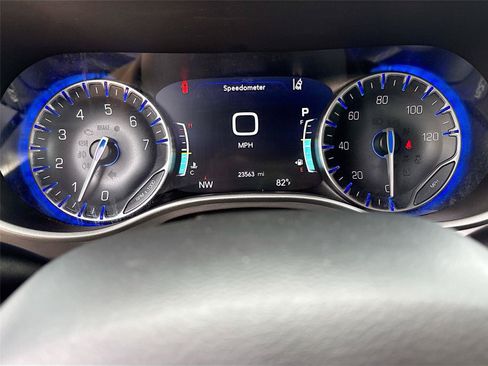 Used 2025 Chrysler Pacifica Select FWD image 12