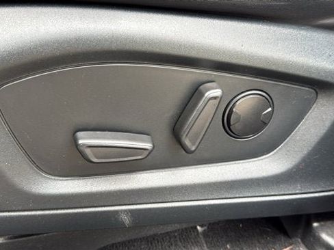 Used 2022 Ford Explorer XLT w/ Equipment Group 202A AWD/4WD image 14