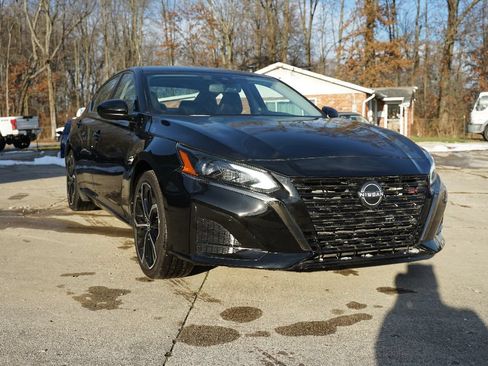 Used 2023 Nissan Altima 2.5 SR FWD image 1