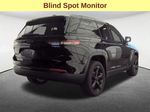 Used 2023 Jeep Grand Cherokee Altitude AWD/4WD image 5