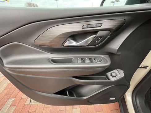 Used 2023 GMC Terrain SLT w/ Infotainment Package II image 10