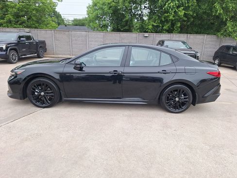 Used 2025 Toyota Camry SE FWD image 3