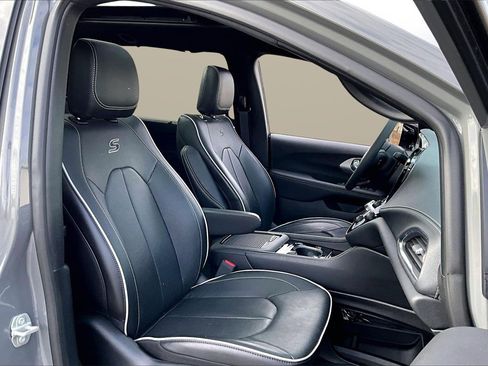 Used 2023 Chrysler Pacifica Limited w/ S Appearance Package image 23