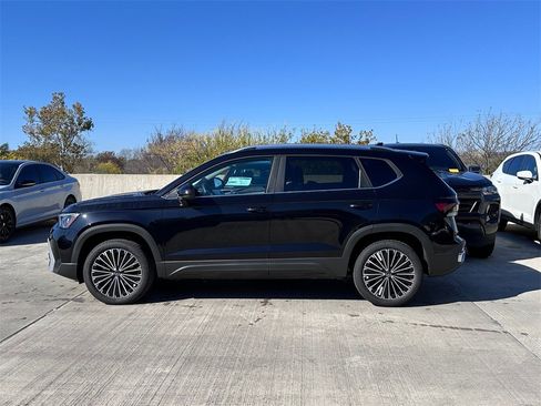 New 2026 Volkswagen Taos SE image 4