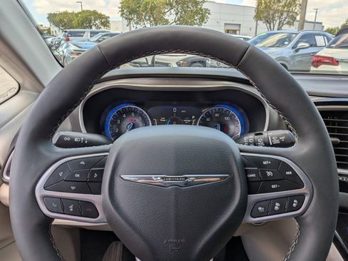 Used 2024 Chrysler Pacifica Touring-L FWD image 30