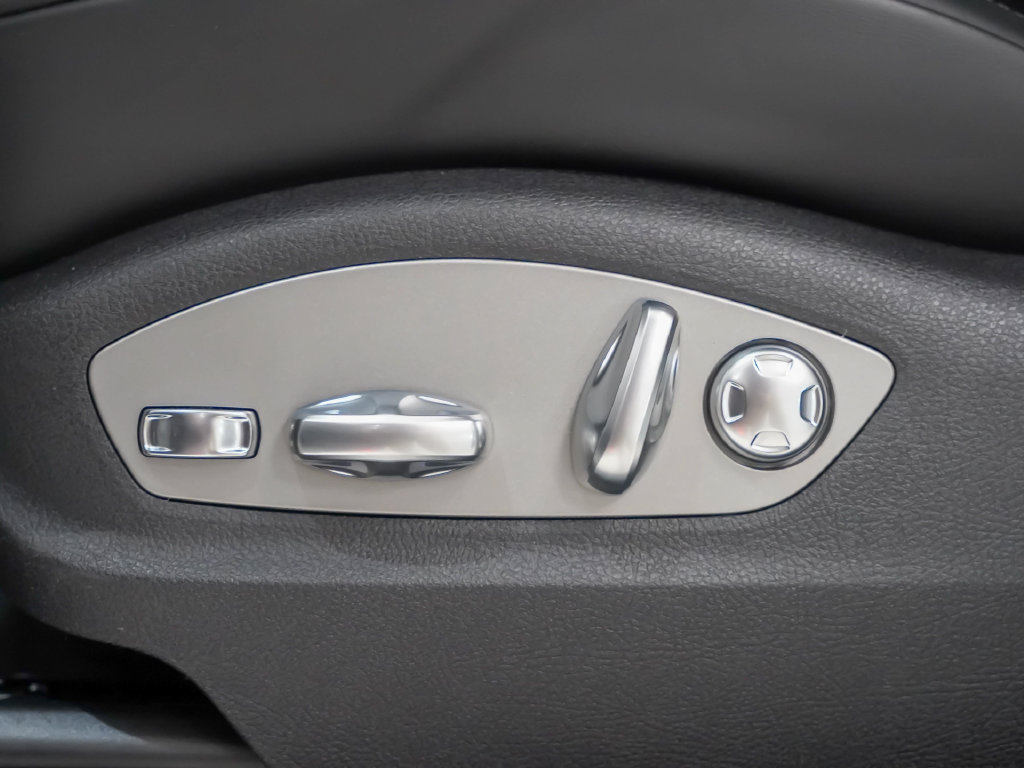 Certified 2026 Porsche Macan AWD/4WD image 24