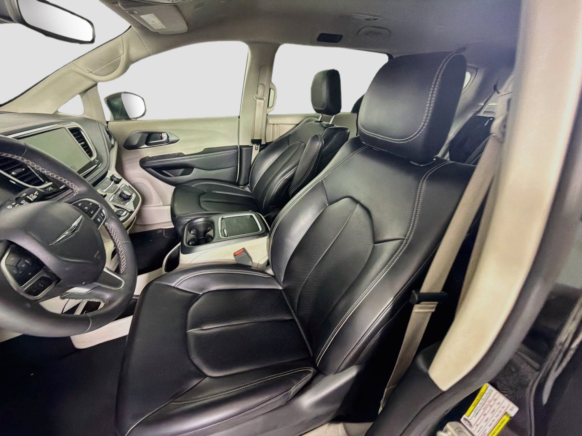 Used 2023 Chrysler Pacifica Touring-L FWD image 13