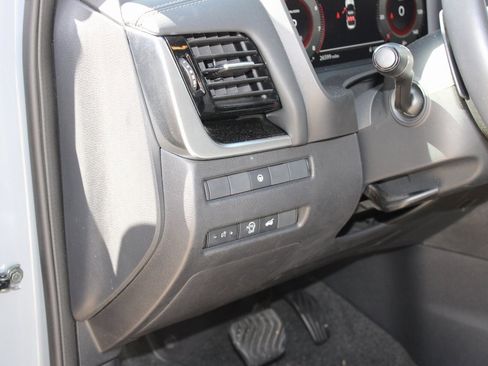 Used 2024 Nissan Rogue SL image 22