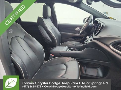 Certified 2025 Chrysler Pacifica Limited FWD image 33