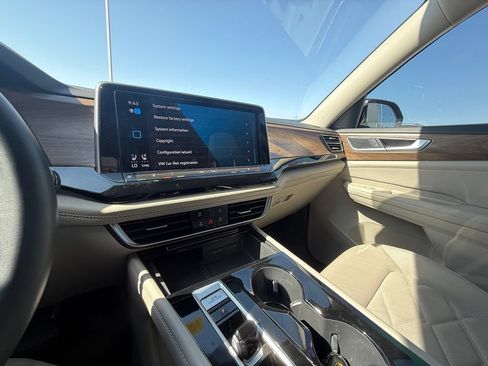 Used 2024 Volkswagen Atlas SE w/ Panoramic Sunroof Package FWD image 23