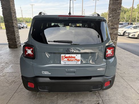 Used 2018 Jeep Renegade Latitude w/ Popular Equipment Group FWD image 8