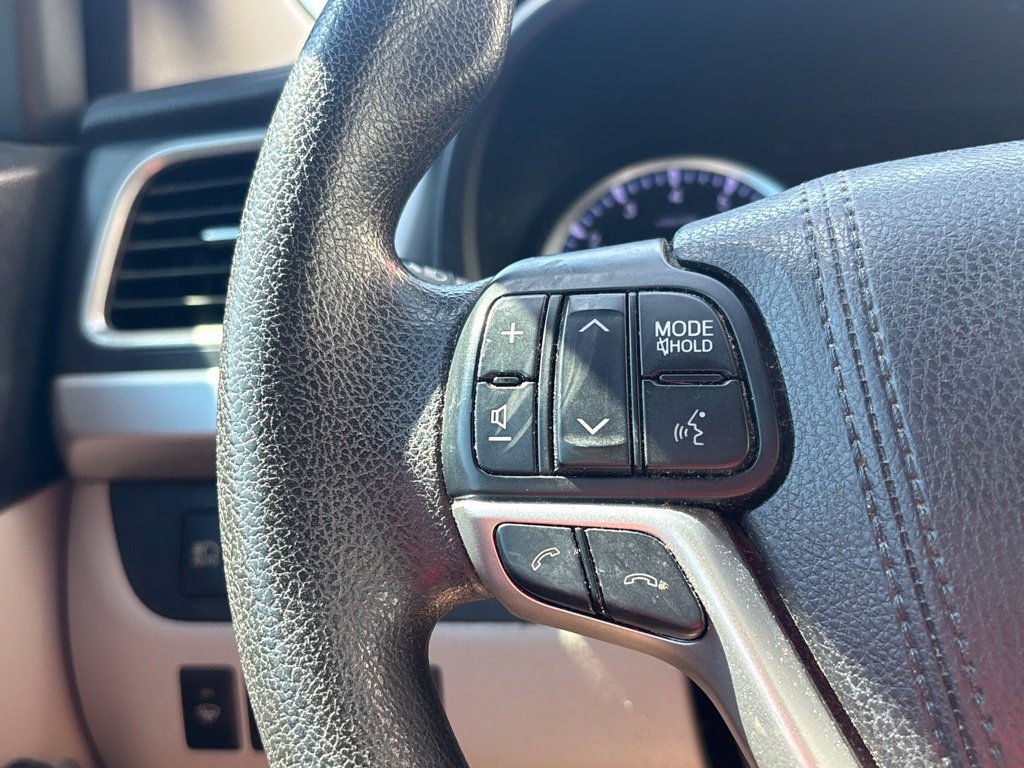 Used 2017 Toyota Highlander LE FWD image 17