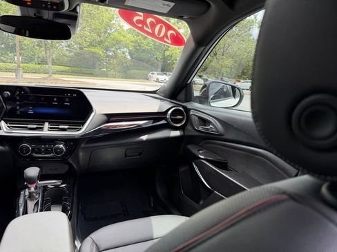 Used 2025 Chevrolet Trax RS w/ Sunroof Package FWD image 37