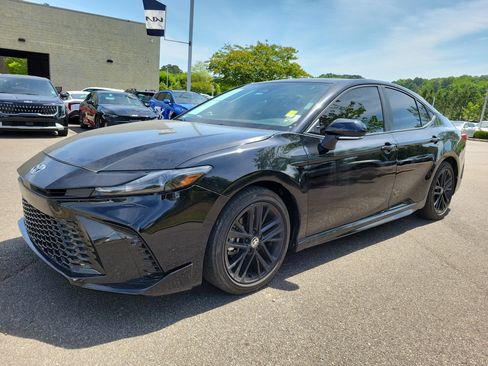 Used 2025 Toyota Camry SE image 19