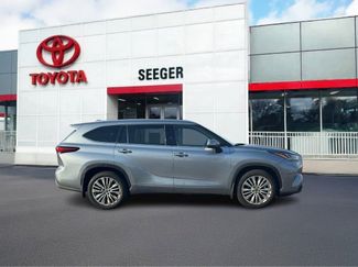 Used 2023 Toyota Highlander Platinum video 2