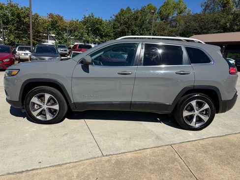 Used 2019 Jeep Cherokee Limited w/ Luxury Group image 2