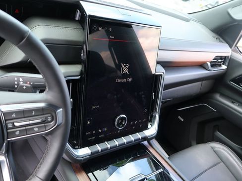 Used 2025 GMC Yukon XL Denali AWD/4WD image 27