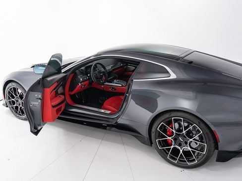 Used 2025 Aston Martin Vanquish RWD image 9