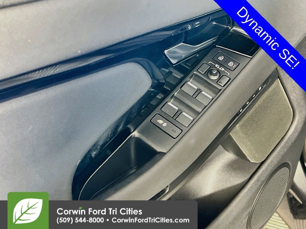 Used 2024 Land Rover Range Rover Evoque Dynamic SE AWD/4WD image 12