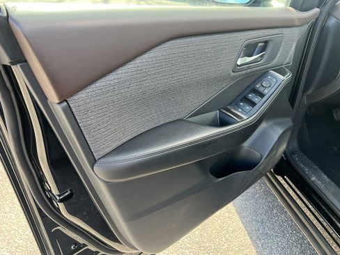 Used 2022 Nissan Rogue SV image 11