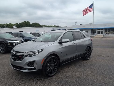 Used 2023 Chevrolet Equinox RS FWD image 2