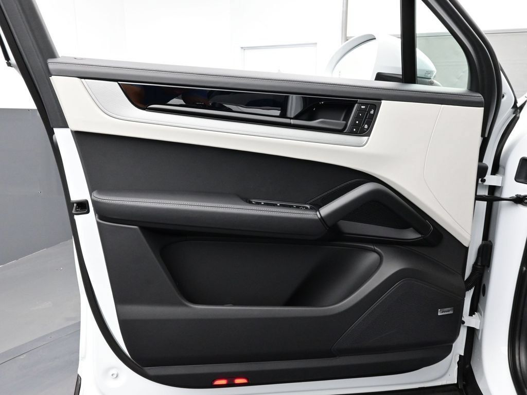 Certified 2025 Porsche Cayenne E-Hybrid AWD/4WD image 7