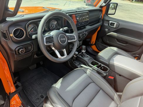 Used 2025 Jeep Wrangler Unlimited Sahara AWD/4WD image 13