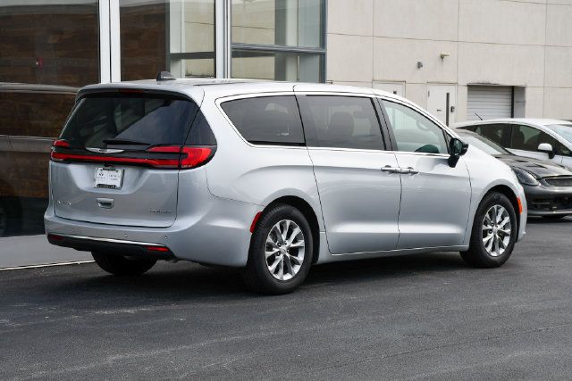 Used 2026 Chrysler Pacifica Limited FWD image 8