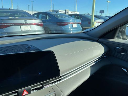 Used 2025 Hyundai Elantra SEL image 35