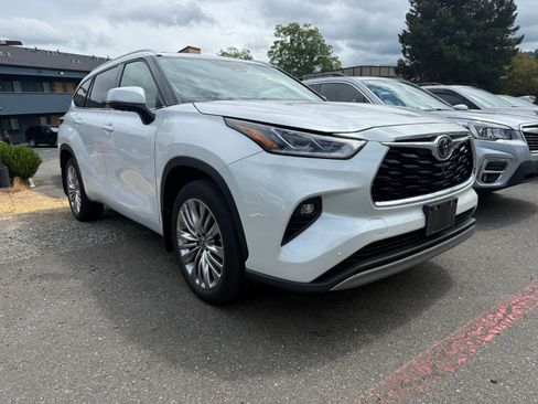 Used 2024 Toyota Highlander Platinum AWD/4WD image 4