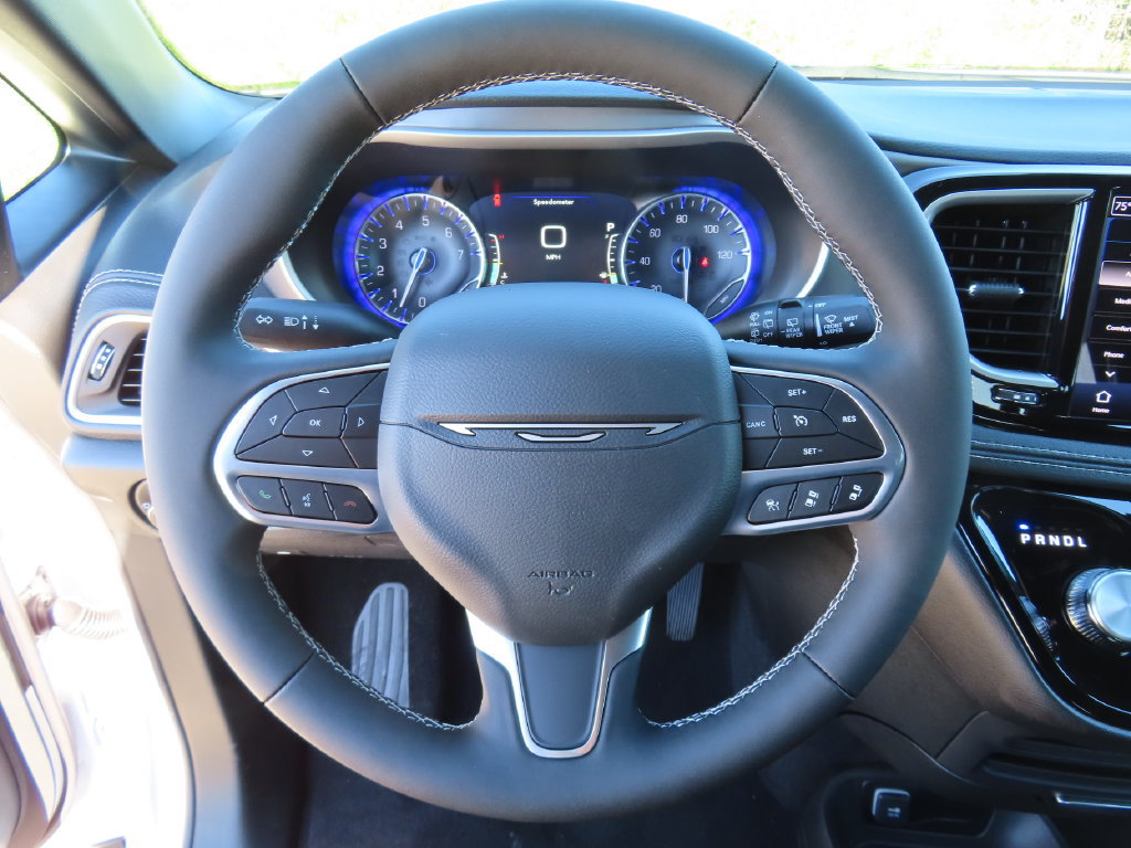 New 2027 Chrysler Pacifica Select AWD/4WD image 4