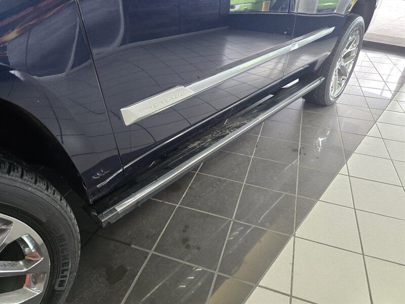 Used 2018 Cadillac Escalade Premium Luxury AWD/4WD image 32