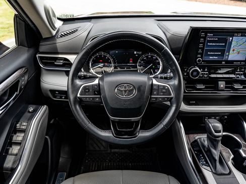 Used 2022 Toyota Highlander Limited FWD image 23