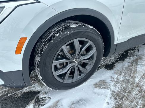 Used 2024 Volkswagen Tiguan SE image 2