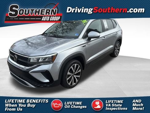 Used 2024 Volkswagen Taos SE FWD image 1