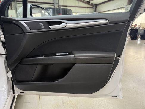 Used 2013 Ford Fusion SE FWD image 16
