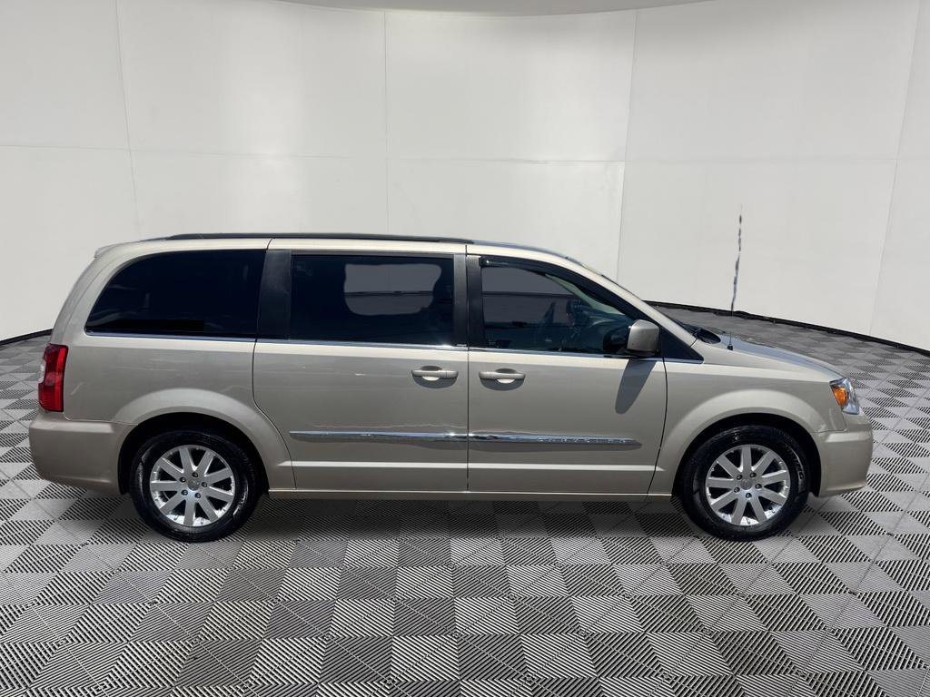 Used 2014 Chrysler Town & Country Touring FWD image 5
