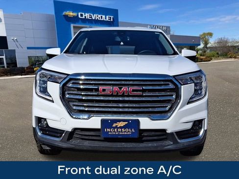 Used 2024 GMC Terrain SLT image 3