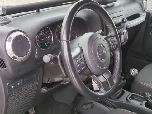 Used 2018 Jeep Wrangler Unlimited Rubicon w/ Connectivity Group image 10