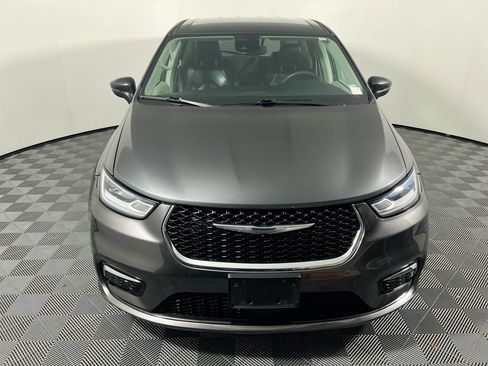 Used 2023 Chrysler Pacifica Touring-L FWD image 8