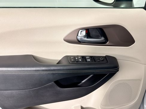 Used 2023 Chrysler Voyager LX image 16