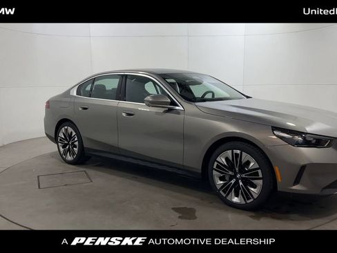 Used 2025 BMW 530i w/ Premium Package image 2